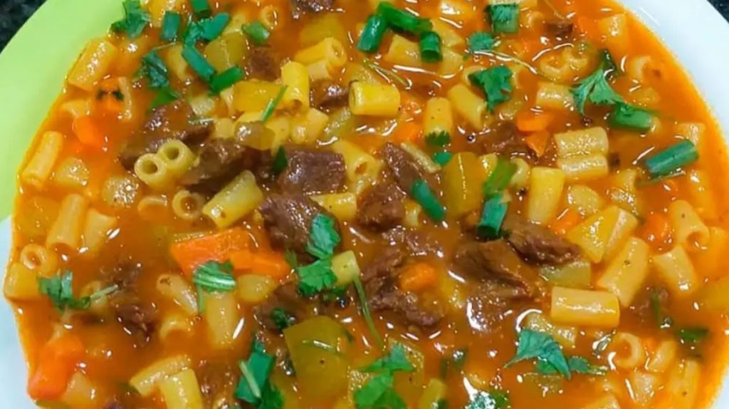 Sopa de macarrão com carne e legumes, simples e saborosa, faça assim