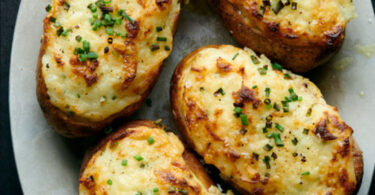 Batata recheada com brócolis e queijo, fica uma delícia, eu só faço assim
