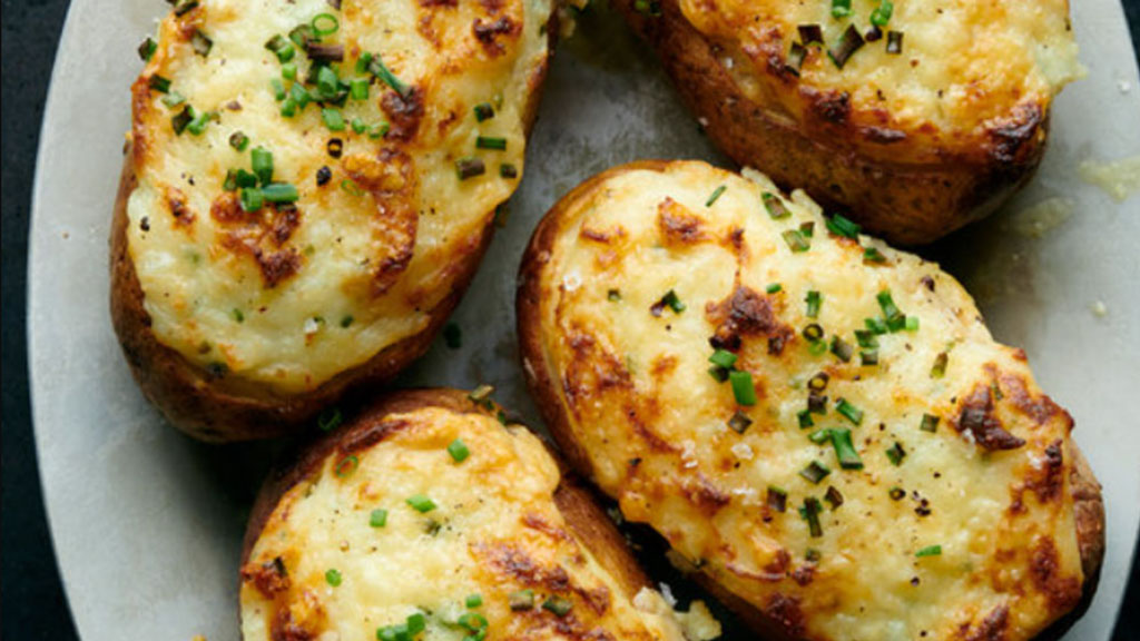 Batata recheada com brócolis e queijo, fica uma delícia, eu só faço assim